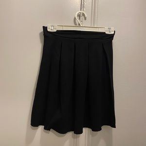 T-shirt black pleated mini skirt